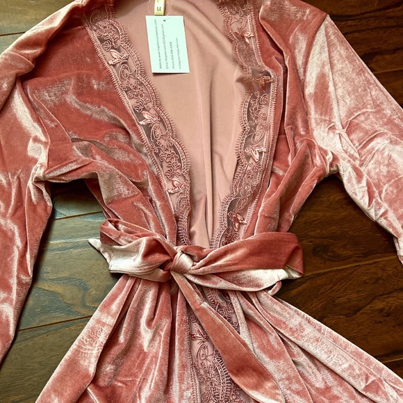 🆕 Pink Velour dreamy robe in size M - Picture 3 of 4